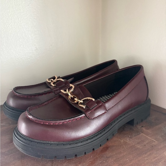 SO Shoes - Burgundy Loafers with Gold Chain Detail | by SO | size 6 | Dark Academia